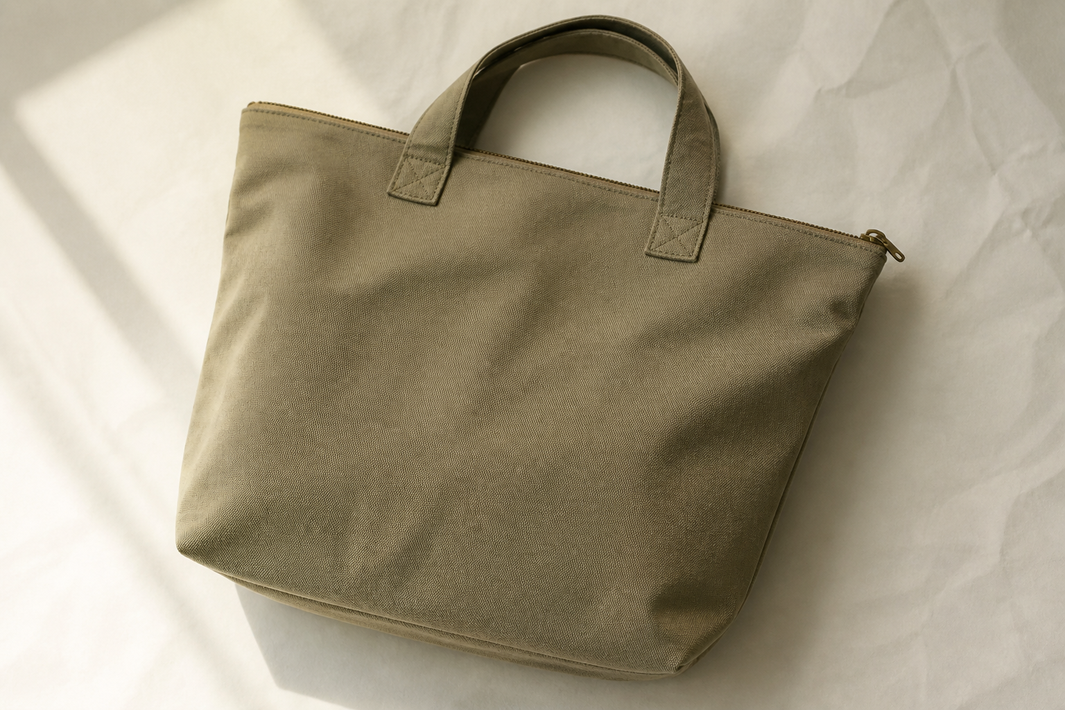 Canvas shopper with zip